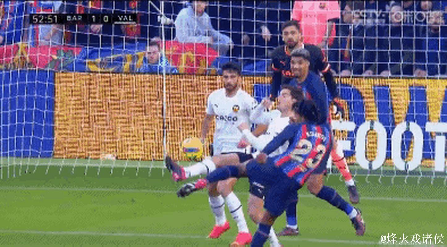 不细看还真看不出来，费兰进球因为拉菲尼亚开角球后越位被吹