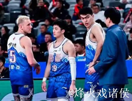 新疆84-111北京遭四坏消息！理查德森+西尔扎提辣眼，刘炜遭指责