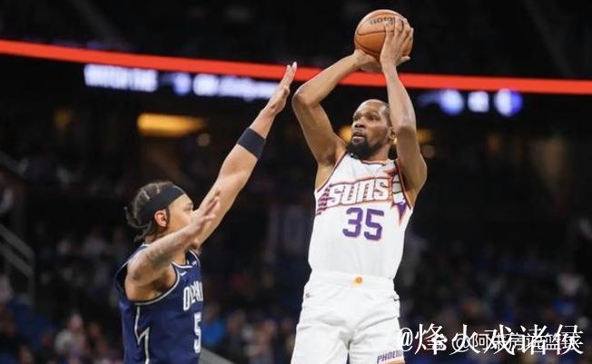 杜兰特前三节10投7中，砍下22分3篮板5助攻1抢断1封盖